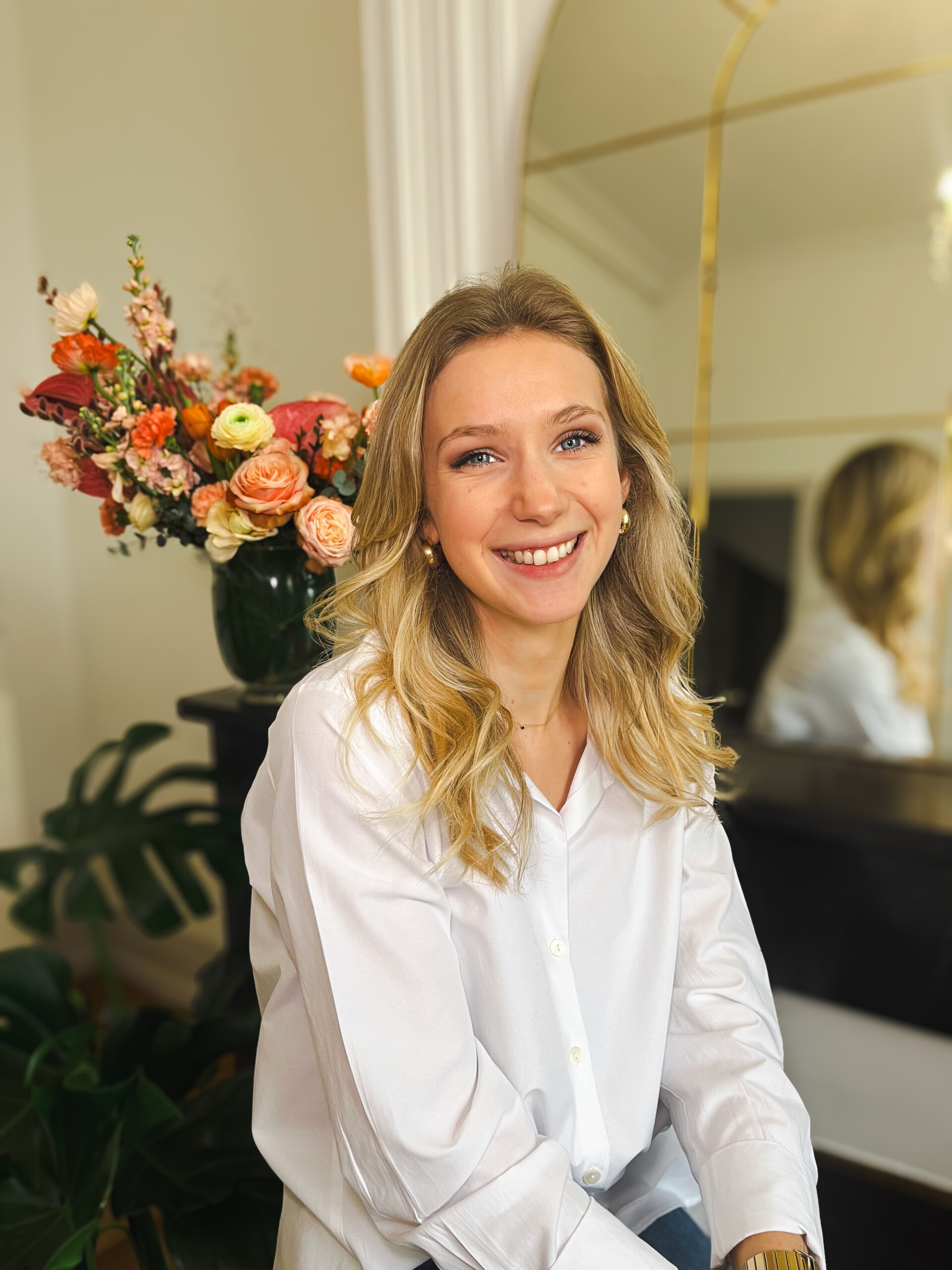 Photo portrait de Jeanne Solay souriante, Community manager au Pays-Basque. 